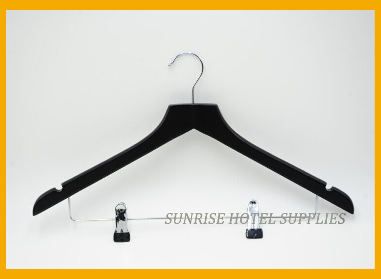/proimages/2f0j00AFRakDrEaKcT/black-wooden-clothes-hanger-with-anti-slip-clips.jpg