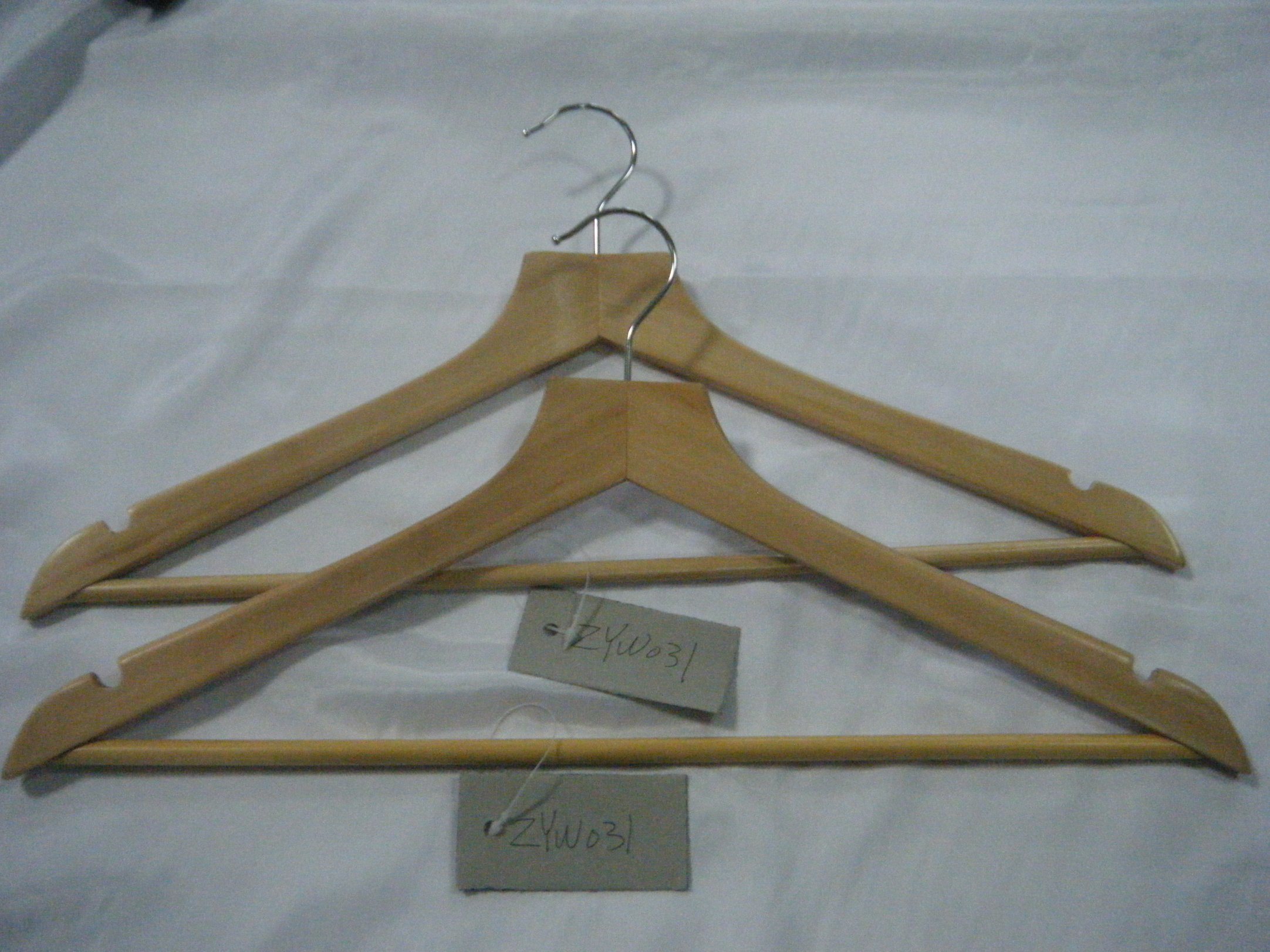 /proimages/2f0j00EdhTQtrMOCkv/natural-wood-of-garment-usage-top-wooden-hanger.jpg