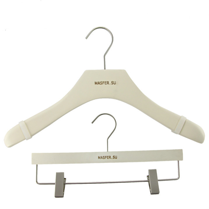 /proimages/2f0j00GQJYlhEIOVkS/best-price-wooden-clothing-hanger-with-nonslip-plastic-strip.jpg