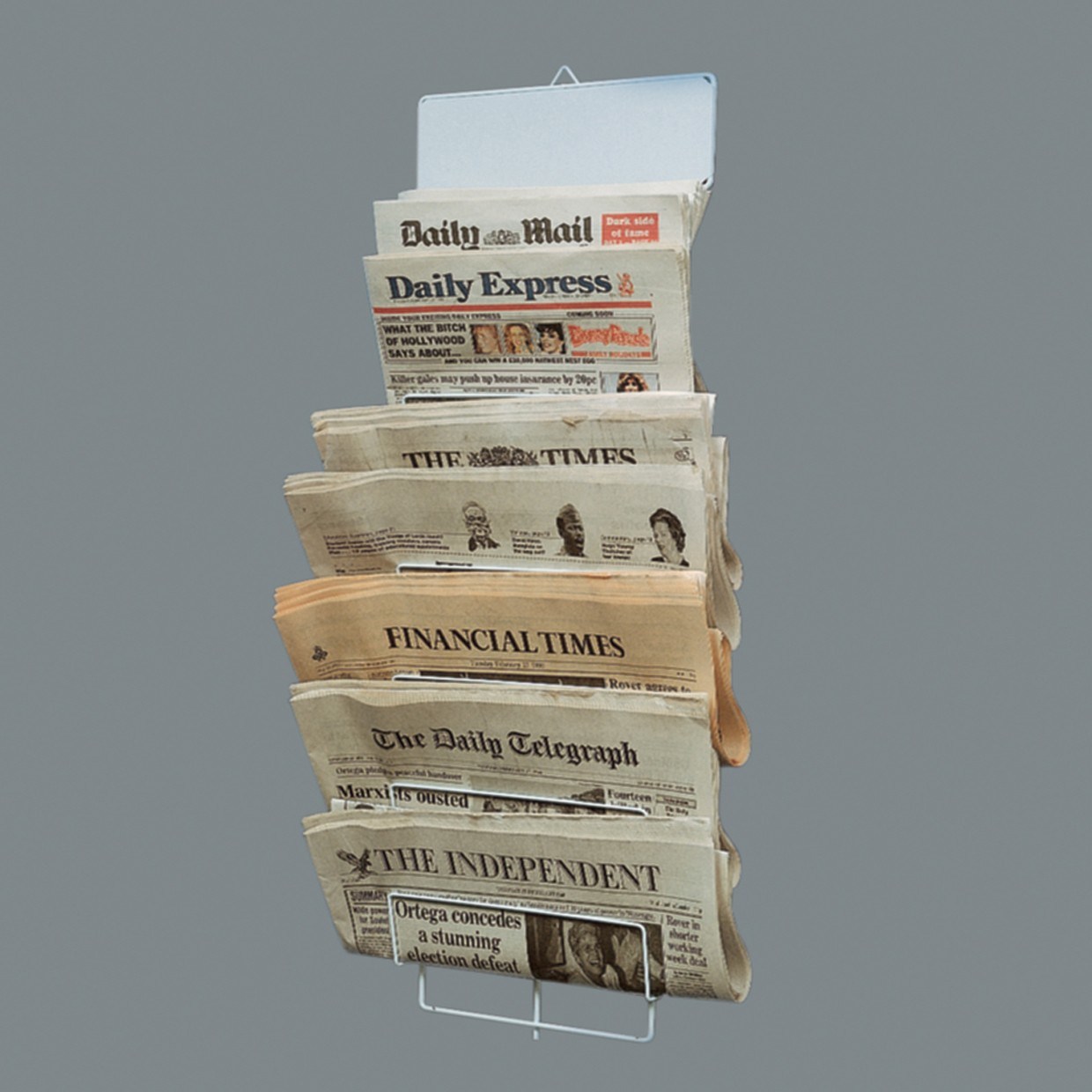 /proimages/2f0j00gtQGMPswaRcv/wall-mounted-multifunctional-wire-newspaper-rack.jpg
