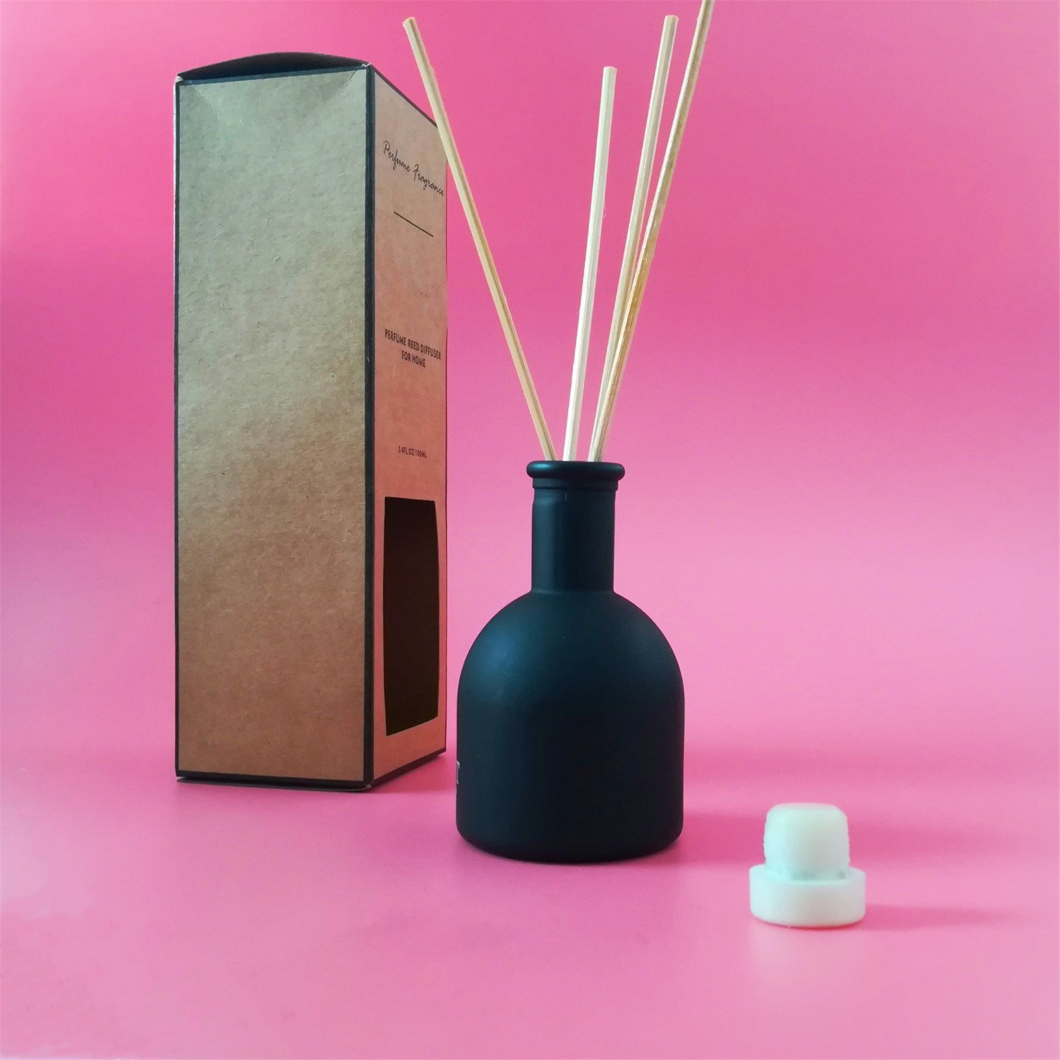 /proimages/2f0j00hQLYDJoBZvqk/black-bottle-perfume-fragrance-diffusor-in-glass-vase.jpg