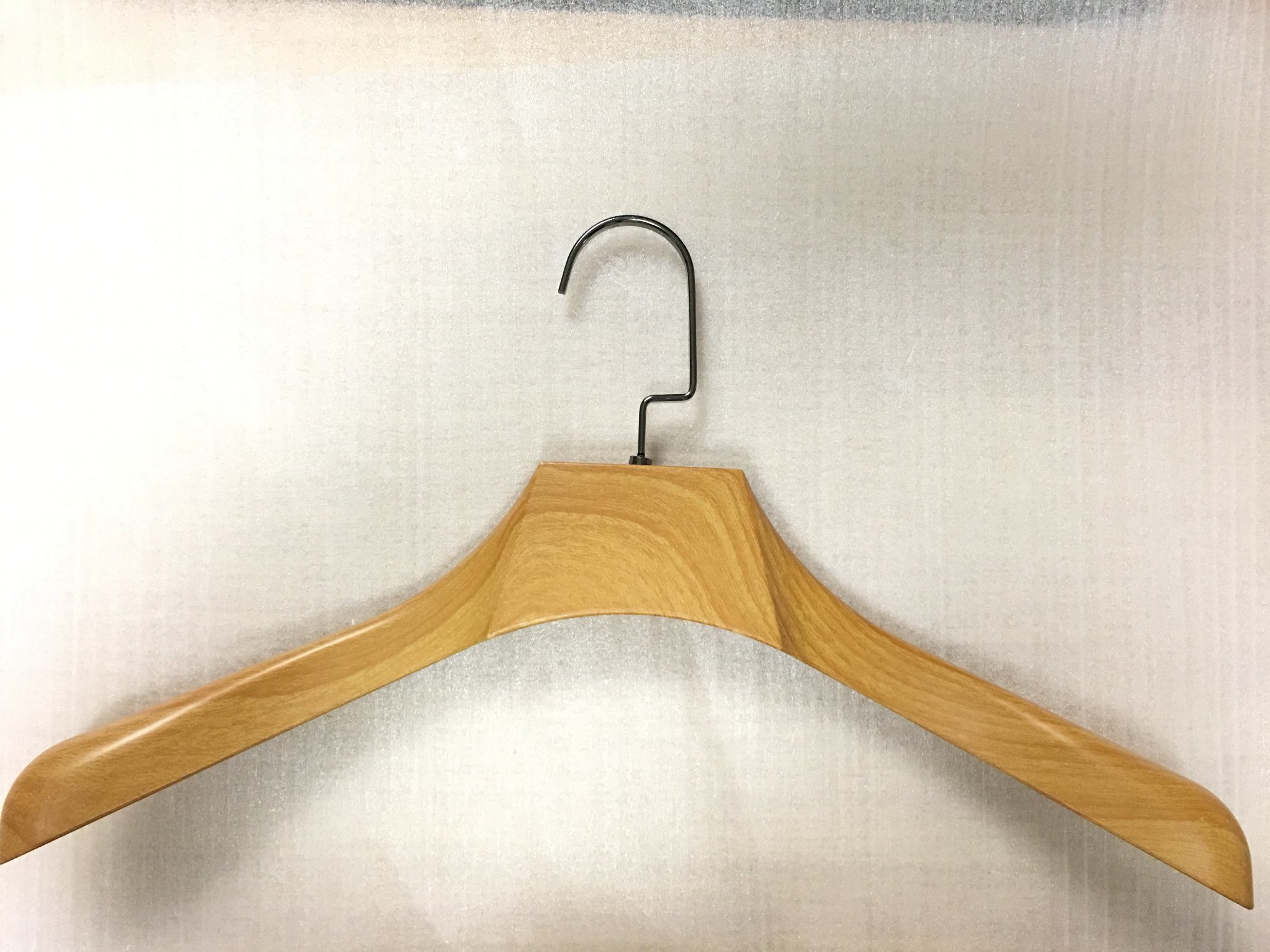 /proimages/2f0j00oEwRQsughvcZ/custom-imitation-wood-grain-plastic-hanger-for-clothes.jpg