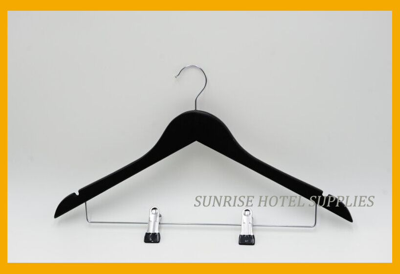 /proimages/2f0j00zNUaiogWhKqv/hotel-wooden-hanger-with-metal-clips.jpg