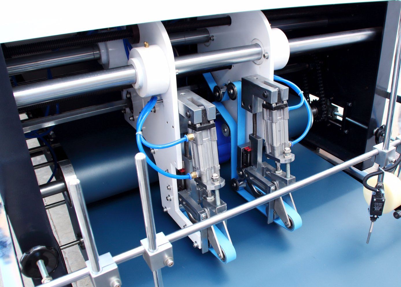 2/4 Paper Cups Package Basket Folding Gluing Machine (1100GS)