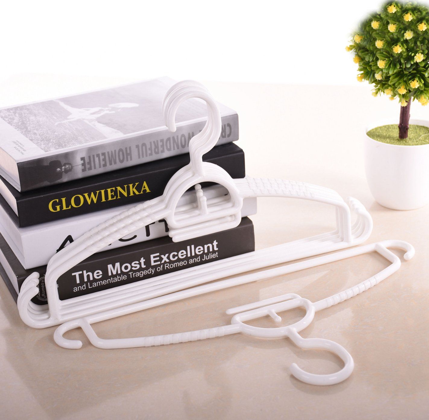 /proimages/2f0j00OtrfIovGaScg/multifunctional-non-slip-white-plastic-clothes-hangers-with-hooks.jpg