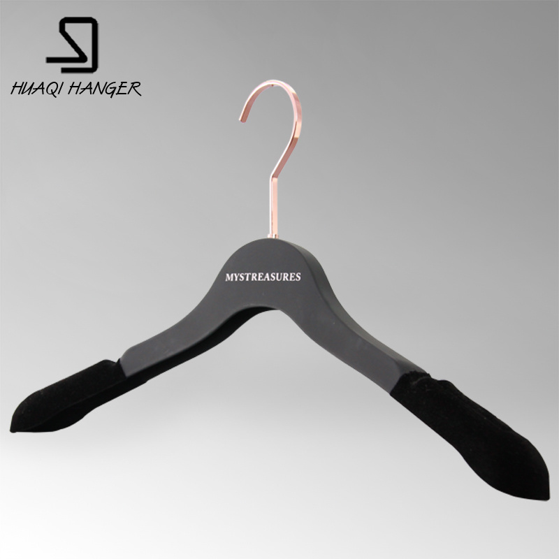 Black Plastic Clothes Hanger with Flocked Shoulder