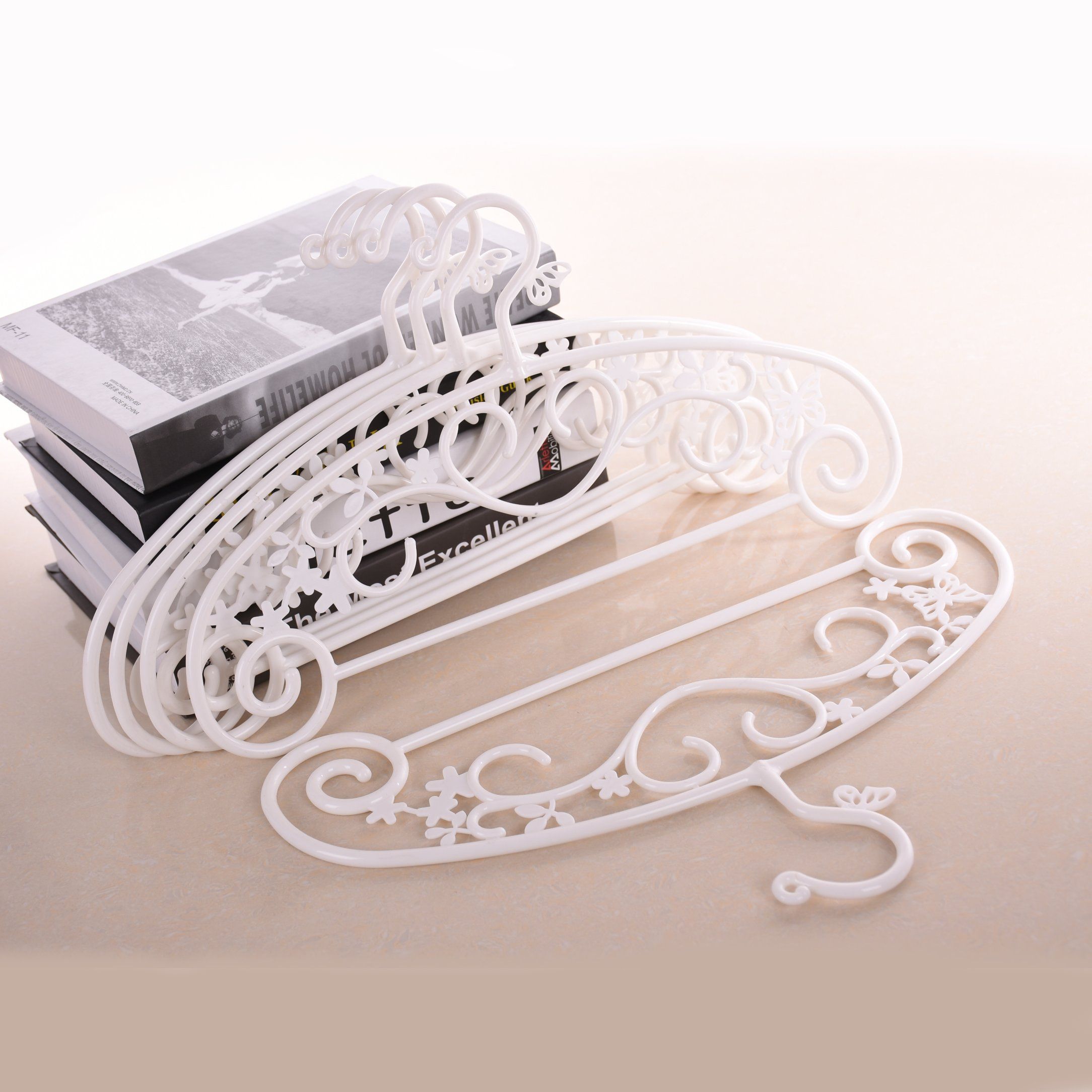 /proimages/2f0j00jTcUGOvagKbp/women-apply-white-elegant-plastic-hanger.jpg