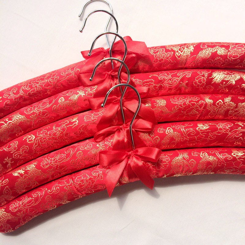 Manufacturing Embroidered Satin Cloth Hangers with China Style